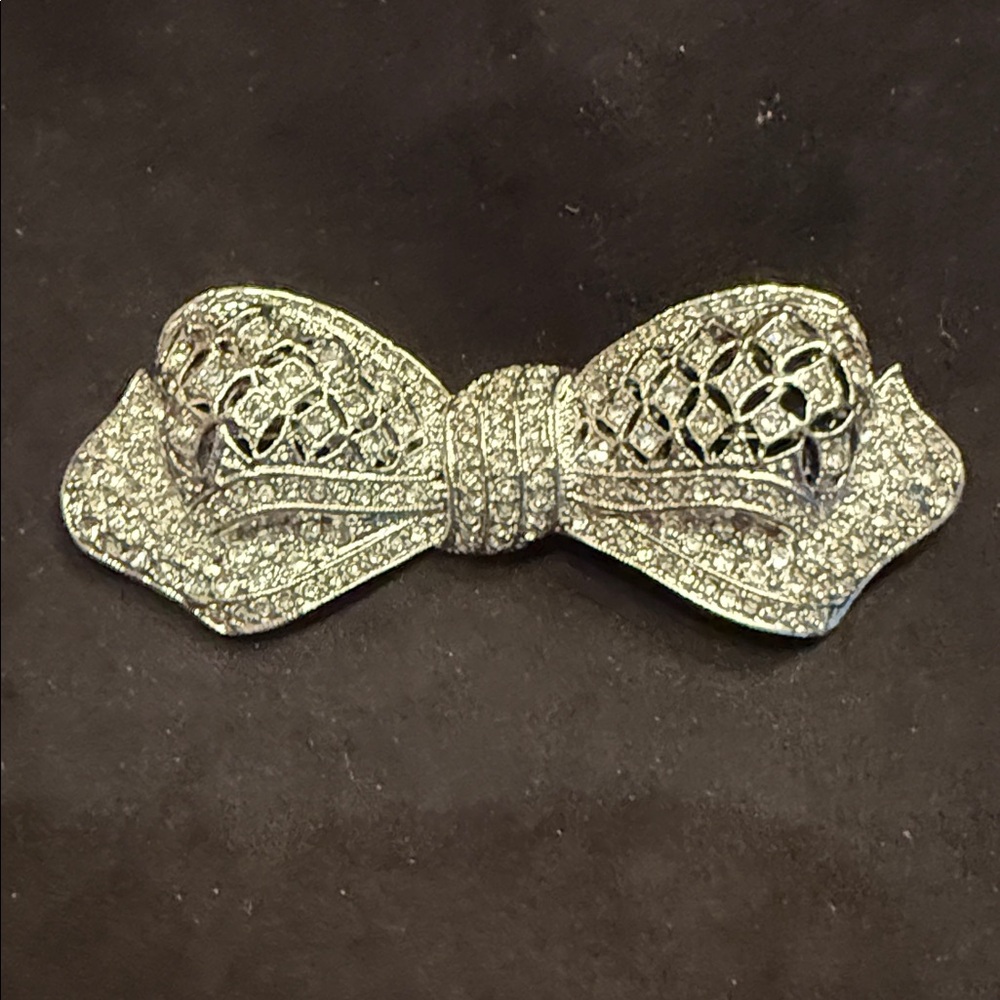 Vintage Elegant Silver Bow Brooch